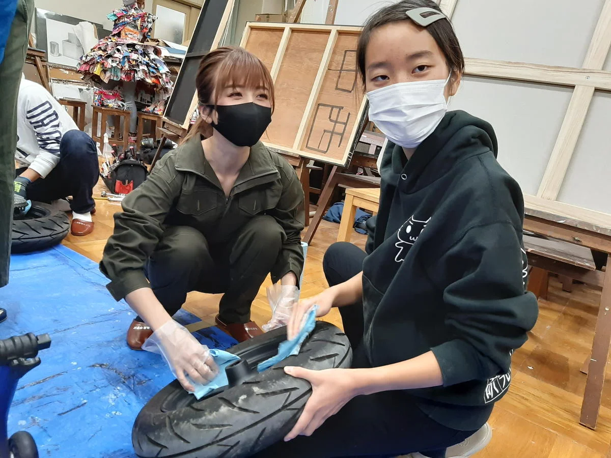 タイヤ磨き女性