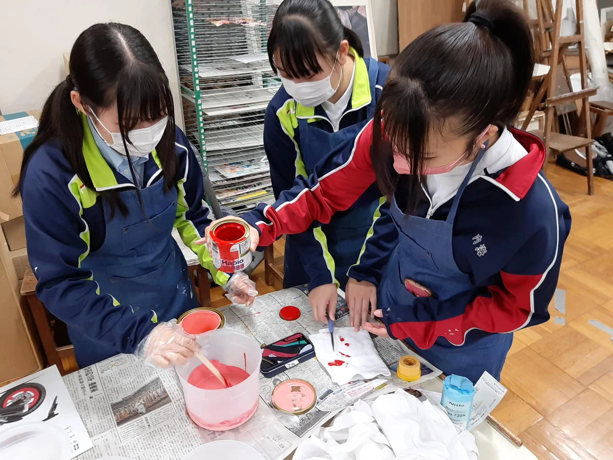 塗料調合女性