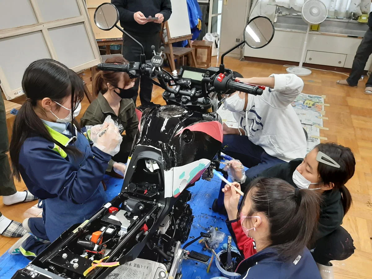 群がる女性