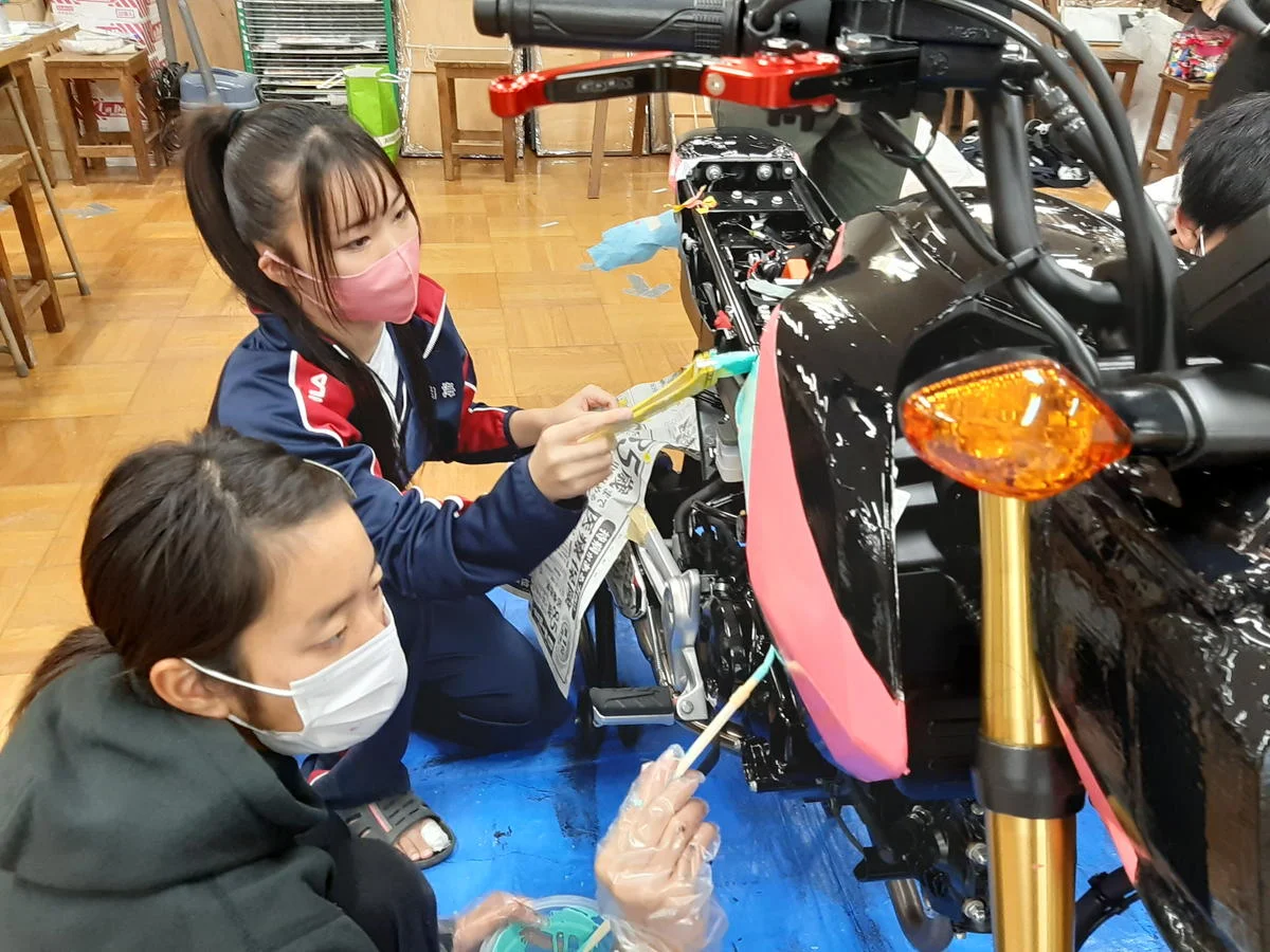 車体をぬりぬり