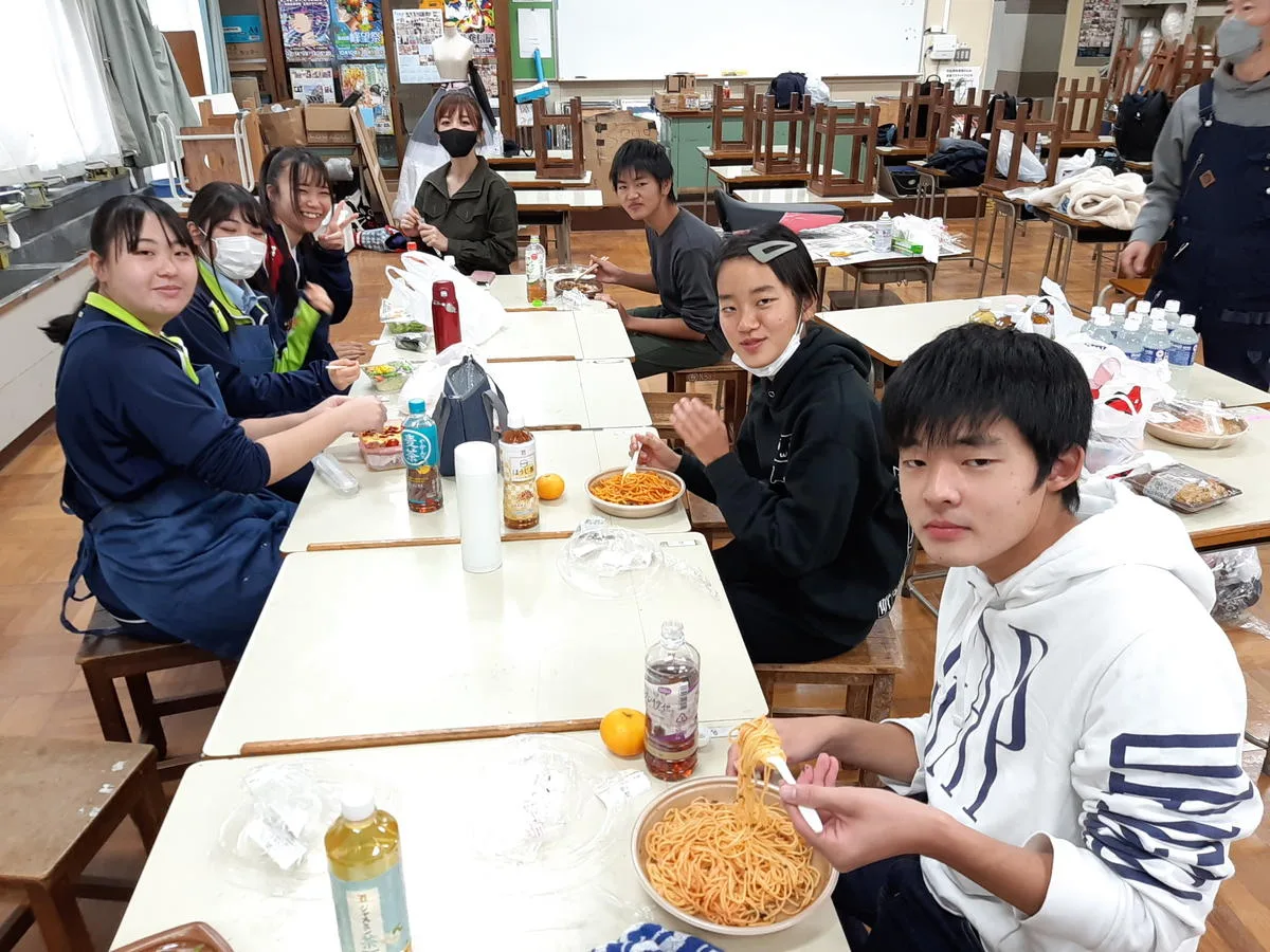 麺類を食らう男女