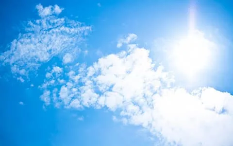 日差しは隙間をついてやってくる！！