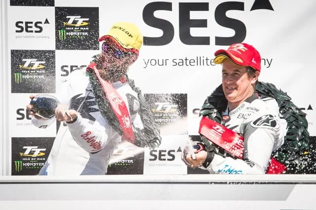 ジョン・マクギネス選手とブルース・アンスティ選手