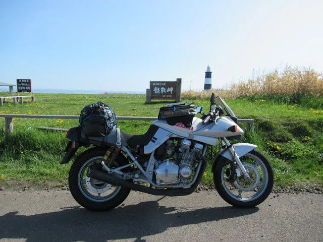 八角形の形状をした洋風白黒灯台