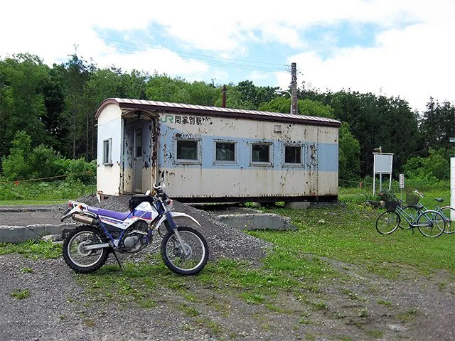 通称“だるま駅”